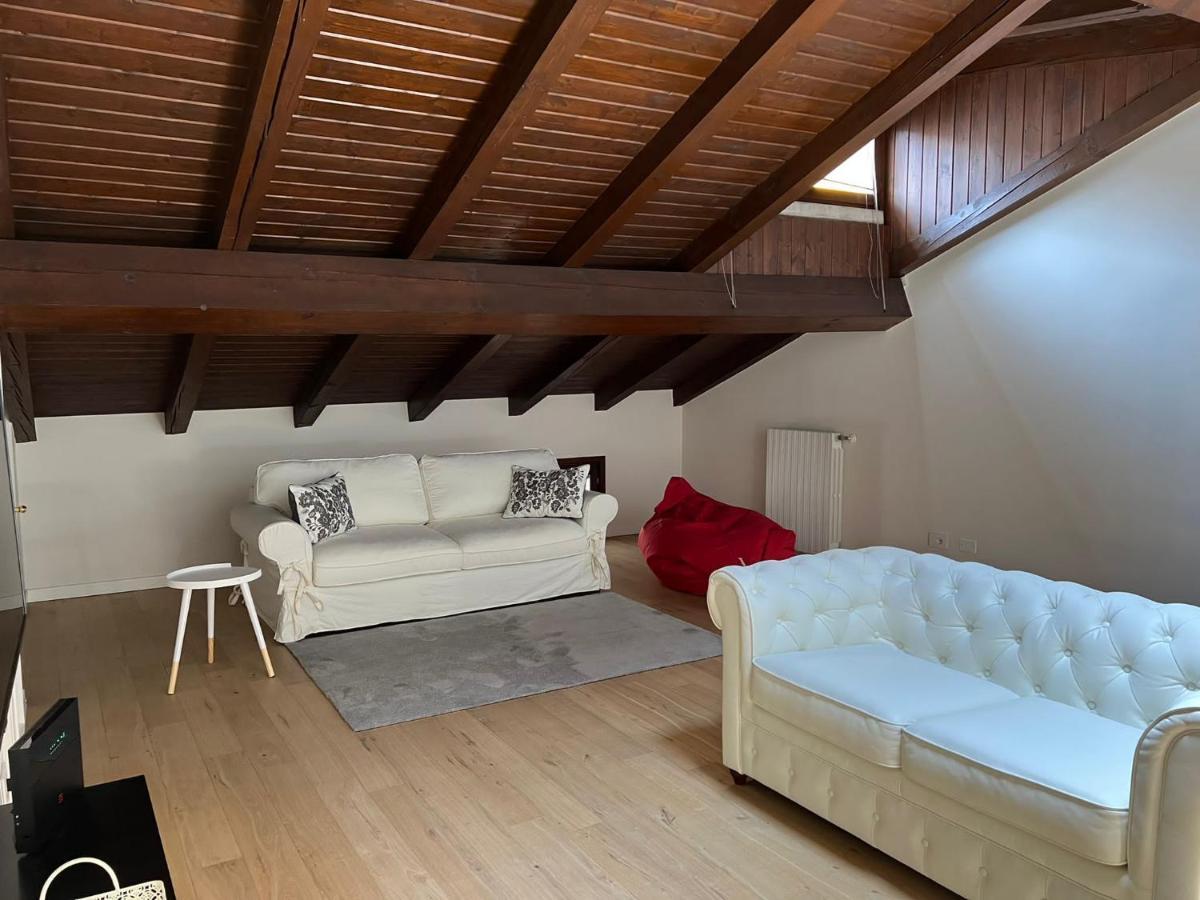 Apartamento Il Salotto Sul Rio Mantua Exterior foto